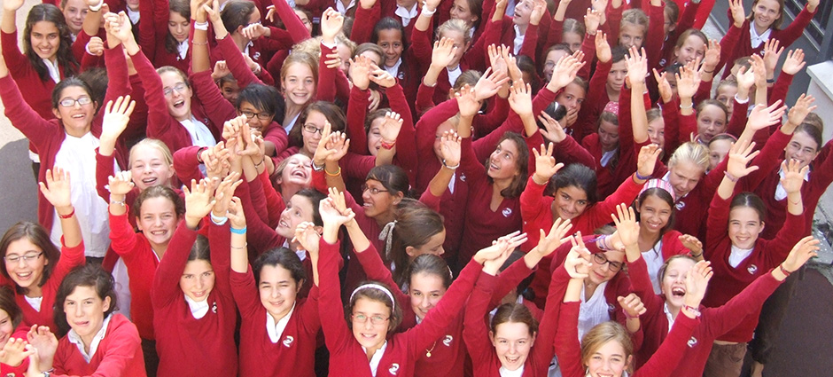Élèves filles uniforme rouge - Collège les Vignes