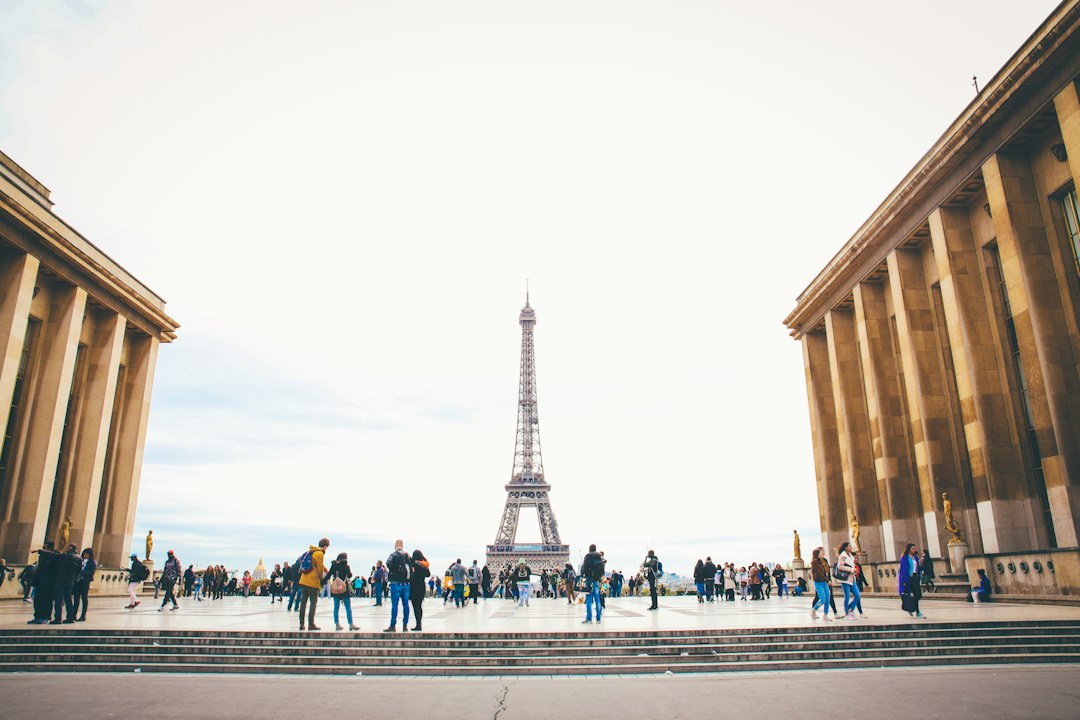 Équipe d'une agence web parisienne en réunion de projet client