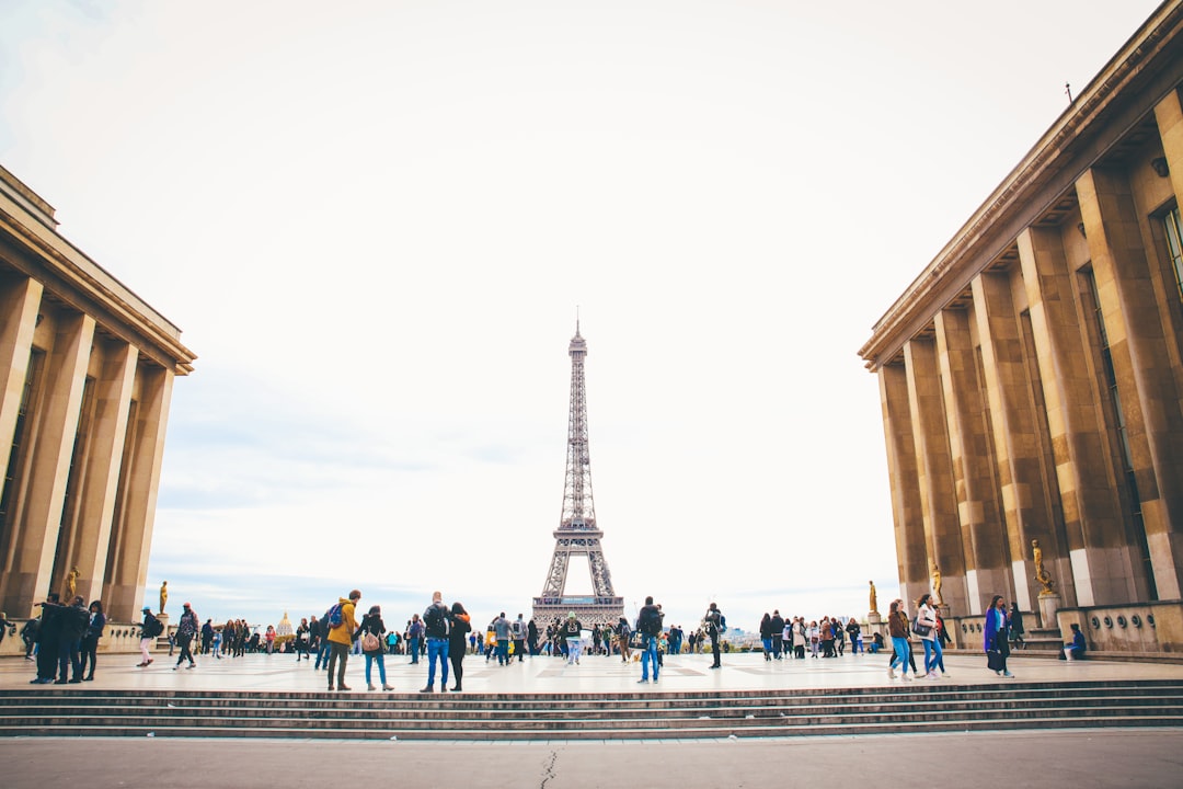 Équipe d'une agence web parisienne en réunion projet autour d'une maquette