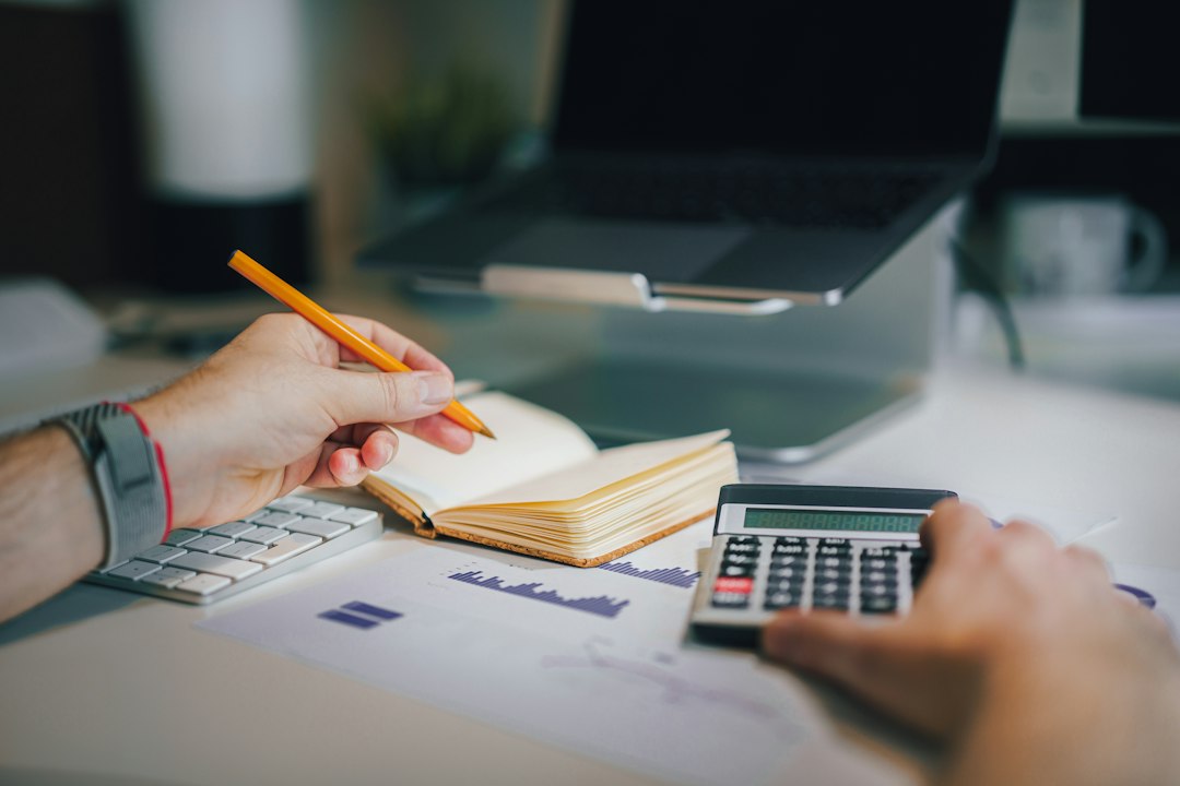 Fondateur analysant le budget de création de son site web startup