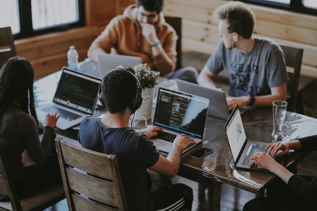 Équipe de startup travaillant sur le MVP de son site web