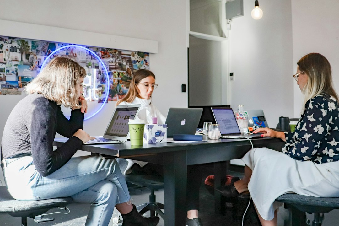 Atelier de stratégie de marque pour PME avec équipe autour d'un moodboard